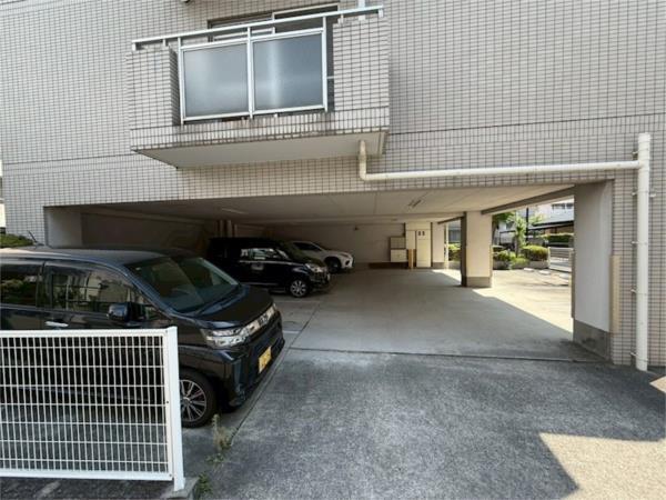 エムグランツ弐番館 駐車場