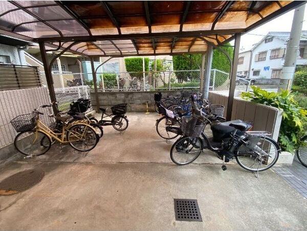 コートラヴィーニア 駐車場