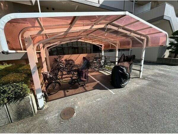 ハイネスコート 駐車場
