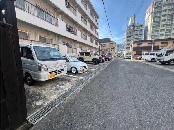 マンションエイト 駐車場