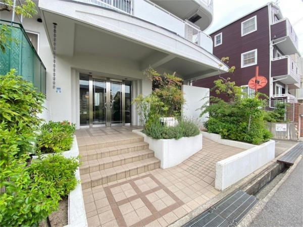シャムロックコート西岡本 エントランス