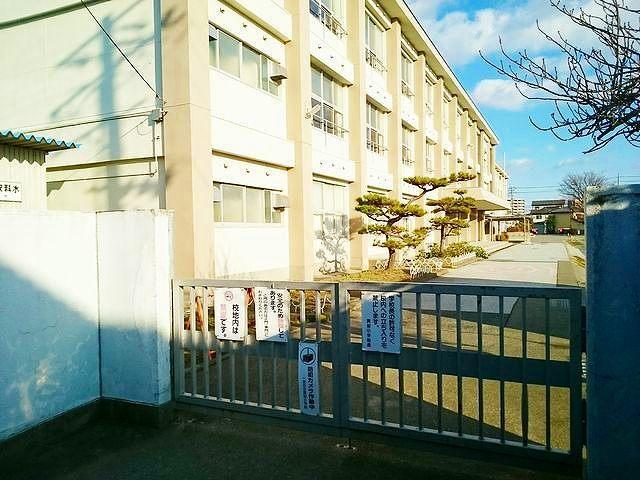 一宮市立　貴船小学校：1300m