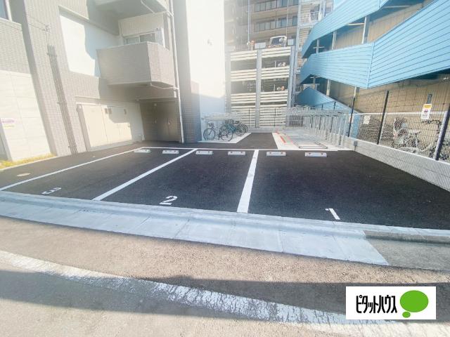 ジェノヴィア三郷駅前 駐車場