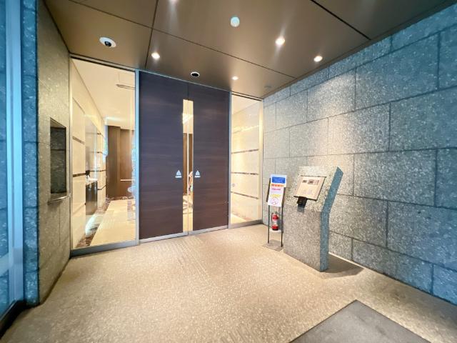 来客時や宅配便に便利な、モニター付きオートロック完備。管理人も24時間いるため、セキュリティは安心です。