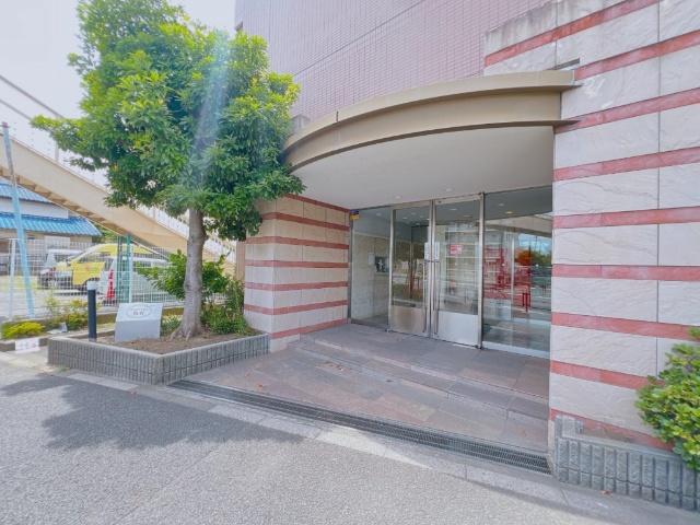 広々としたエントランスでお客様をお迎えします。