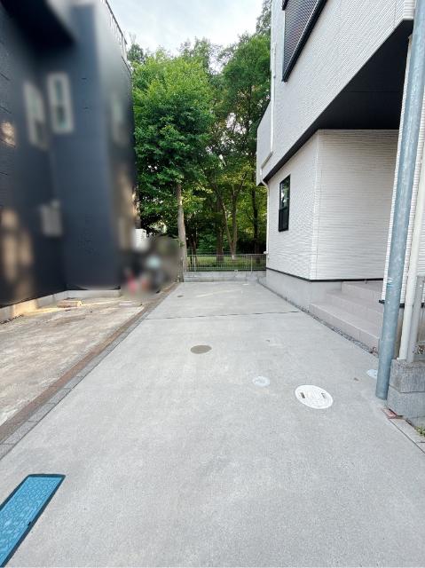 駐車スペースに余裕があり、大きなお車も駐車できるかと思います。 周辺には生活利便施設はもちろん、お子様の成長には必要不可欠な公園もすぐ近くにございます！