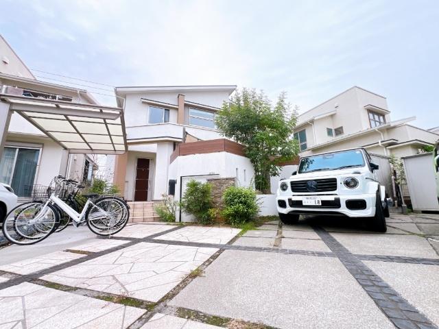 敷地200㎡超（60坪！）ゆとりの大空間には普通車が２台、屋根付き自転車置場、ウェルカムテラス、お庭スペースなど盛りだくさん♪お隣との距離が適度に離れているのも◎ですね。