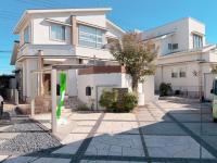 敷地200㎡超（60坪！）ゆとりの大空間には普通車が２台、屋根付き自転車置場、ウェルカムテラス、お庭スペースなど盛りだくさん♪お隣との距離が適度に離れているのも◎ですね。