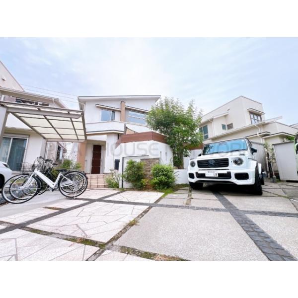 敷地200㎡超（60坪！）ゆとりの大空間には普通車が２台、屋根付き自転車置場、ウェルカムテラス、お庭スペースなど盛りだくさん♪お隣との距離が適度に離れているのも◎ですね。