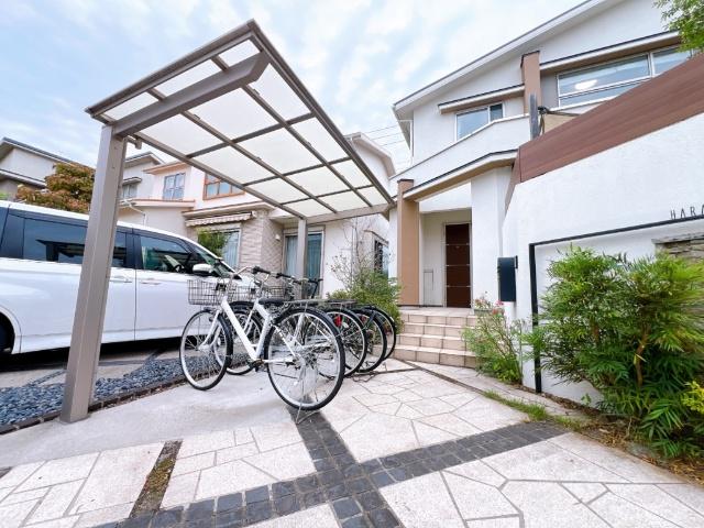 ご家族全員の自転車を並べても余裕のある駐輪スペース♪屋根付きですので大切な自転車を長く愛用できますね♪