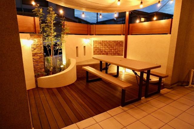 ウェルカムテラス（夜）、日中とは表情が変わって落ち着いた大人の空間になります♪快適な季節は、外で夫婦語り合う夜も素敵ですね♪