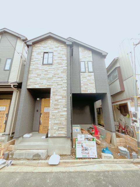 外観はシンプルな建売住宅ですが、駐車場は屋根付きで雨の日も安心です。玄関前にも屋根があり便利ですが、駐車場の間口は少し狭めです。建物を出てすぐが道路なので、歩行者や車の通行には注意が必要です。