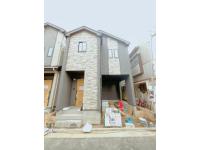 外観はシンプルな建売住宅ですが、駐車場は屋根付きで雨の日も安心です。玄関前にも屋根があり便利ですが、駐車場の間口は少し狭めです。建物を出てすぐが道路なので、歩行者や車の通行には注意が必要です。