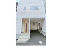 外観はシンプルな建売住宅ですが、駐車場は屋根付きで雨の日も安心です。玄関前にも屋根があり便利ですが、駐車場の間口は少し狭めです。建物を出てすぐが私道なので、歩行者や車の通行には注意が必要です。