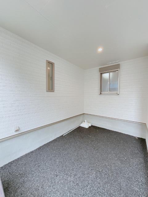 駐車場は1台分のスペースで、人によっては狭く感じるかもしれません。屋根付きで、外部用電源も利用できるのは便利ですね。車を使わない場合は、広々としたスペースとして、物置などにも活用できます。