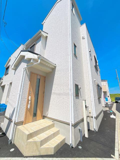 外観はシンプルな建売住宅ですが、駐車場は屋根付きで雨の日も安心です。玄関前は角地のため視界は良好です。駐車場の間口は少し狭めです。建物を出てすぐが私道なので、歩行者や車の通行には注意が必要です。