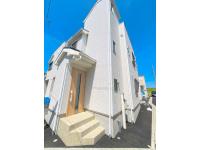 外観はシンプルな建売住宅ですが、駐車場は屋根付きで雨の日も安心です。玄関前は角地のため視界は良好です。駐車場の間口は少し狭めです。建物を出てすぐが私道なので、歩行者や車の通行には注意が必要です。