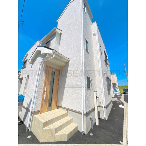 外観はシンプルな建売住宅ですが、駐車場は屋根付きで雨の日も安心です。玄関前は角地のため視界は良好です。駐車場の間口は少し狭めです。建物を出てすぐが私道なので、歩行者や車の通行には注意が必要です。