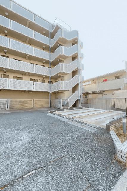 敷地内の駐車場は、雨の日や荷物が多い日でも車の出し入れに便利です。管理体制がしっかりしているため、安心してご利用いただけます。