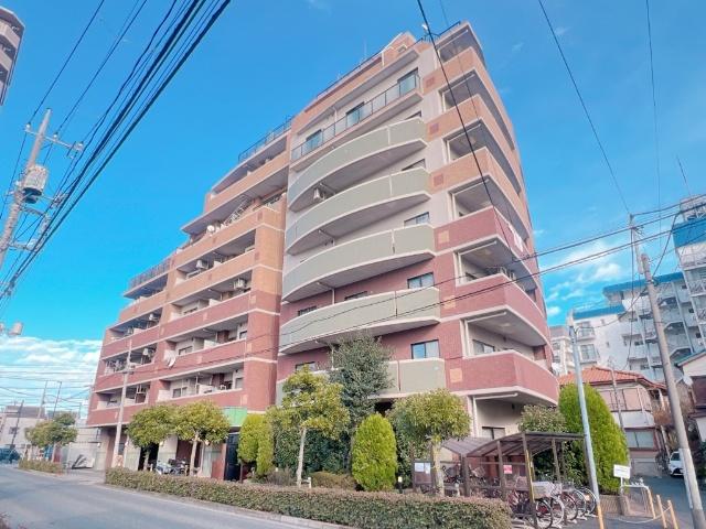 SRC造地下1階地上9階建ての堅固な構造。安心のオートロックと便利な宅配ボックスを完備。手入れの行き届いた共用部分が管理の良さを感じさせます。