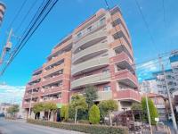 SRC造地下1階地上9階建ての堅固な構造。安心のオートロックと便利な宅配ボックスを完備。手入れの行き届いた共用部分が管理の良さを感じさせます。