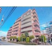 SRC造地下1階地上9階建ての堅固な構造。安心のオートロックと便利な宅配ボックスを完備。手入れの行き届いた共用部分が管理の良さを感じさせます。