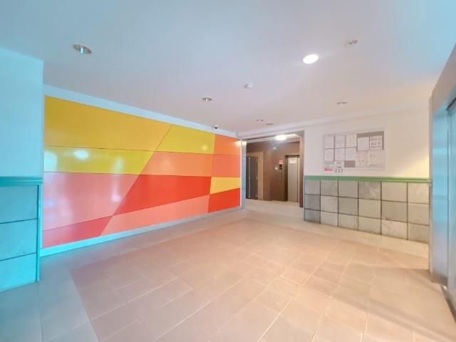 管理体制の良さを感じさせる、清潔で整頓されたロビーです。オートロックのため、居住者以外の立ち入りが制限されており、セキュリティ面も安心です。