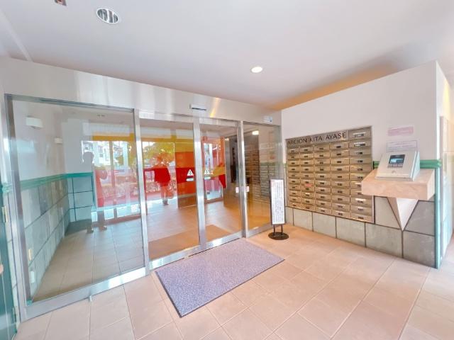 帰宅時や来客時に気持ちよく迎えられる清潔な玄関。オートロック完備のためセキュリティ面も安心。トランクルームもあり、外の荷物もすっきり収納可能です。