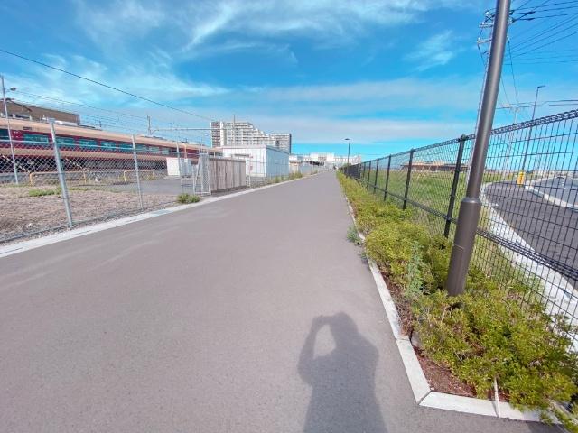 南西側は緑道に接している為、陽当り良好！ 現地（2025年10月）撮影