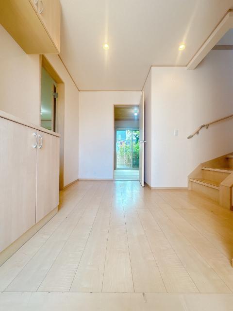 三郷市鷹野中古戸建 玄関