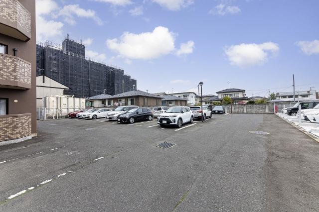 入口が広々している駐車場でございます。 平置き駐車場のため、車種制限や高さ制限もなく、スムーズな入出庫が可能です。