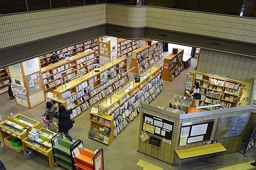同朋学園大学部附属図書館：1956m
