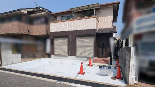 キッチン横には便利なパントリー、勝手口有り