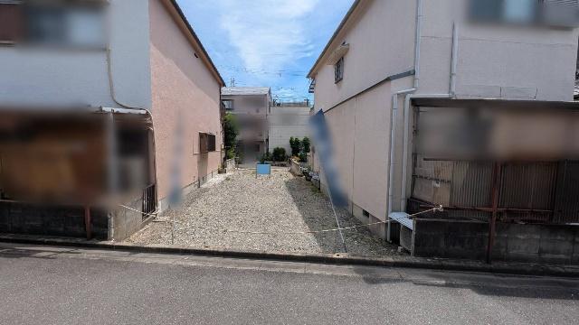 西側は少し道路面と高低差有り