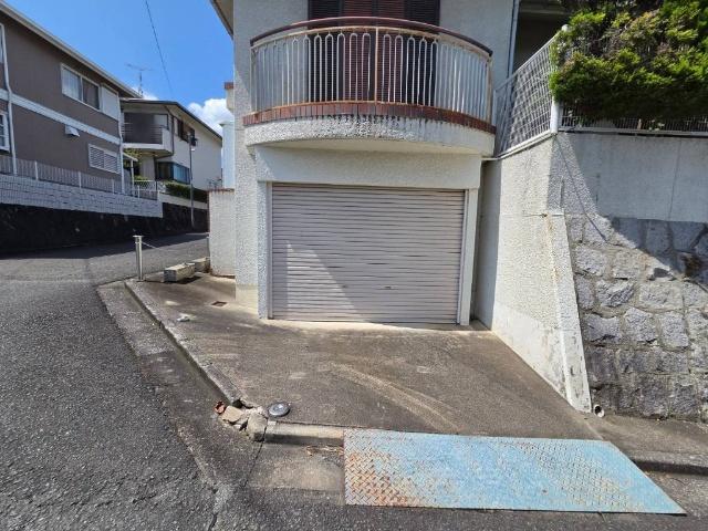 高槻市南平台五丁目　中古戸建 駐車場