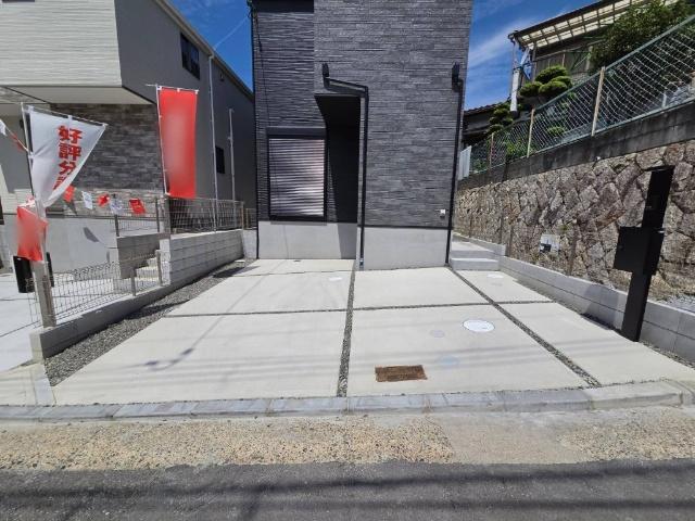 高槻市真上町五丁目　新築戸建　１期２号棟 駐車場