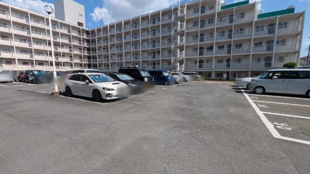 さんくれーる高槻二棟 駐車場