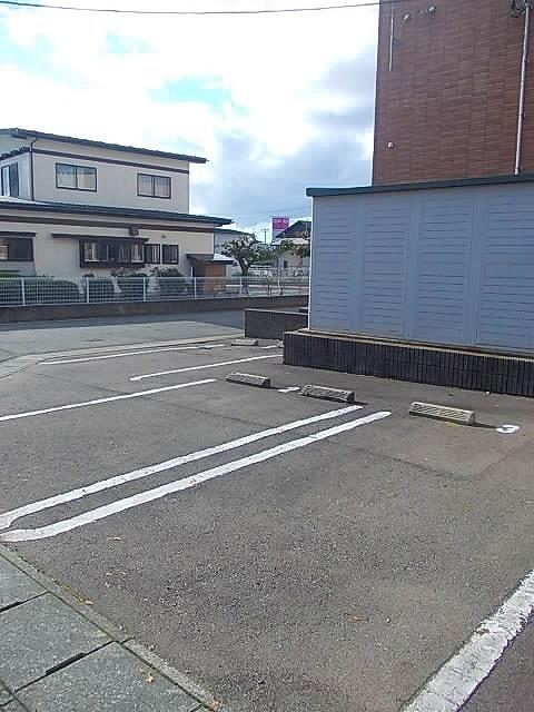 ゼフィール（Ｚｅｐｙｒｅ）（202） 駐車場
