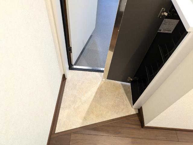 ラフィネ千秋城下町（210） 玄関