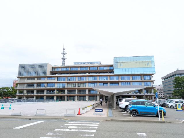 秋田市役所：427m