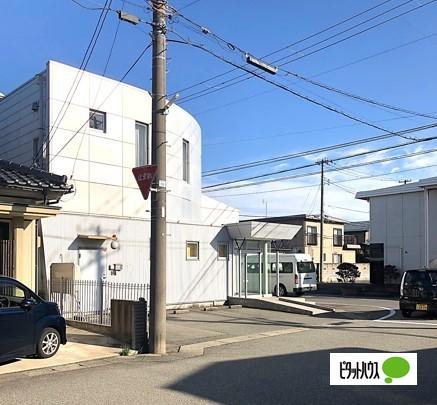コンビニも徒歩2分で便利です
