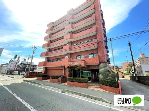 中通小学校の目の前にある赤レンガ風のマンションです。