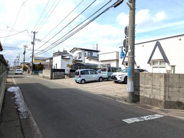 駐車スペースは1事務所あたり3台前後の使用です