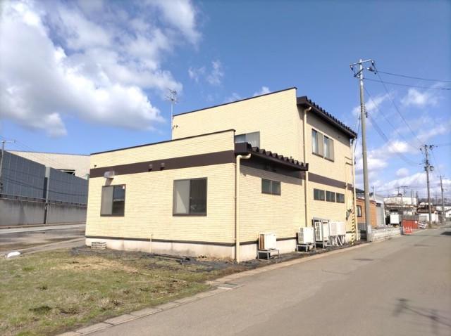 現在、外壁前面部分を塗装工事中です