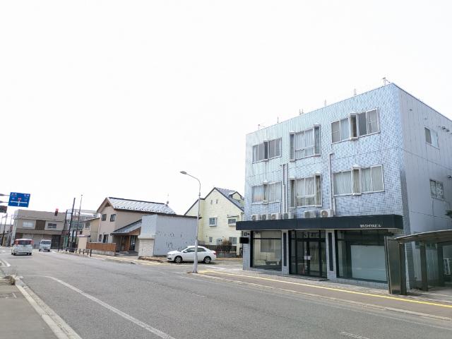 ゆとりの幅員の秋田市道に面した角地