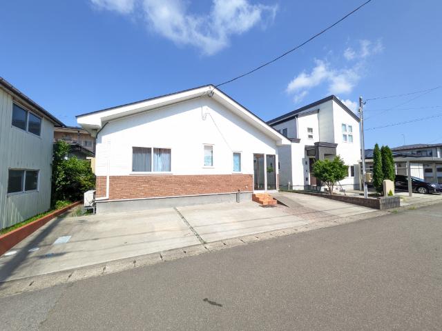 南向きのウッドデッキ付き！