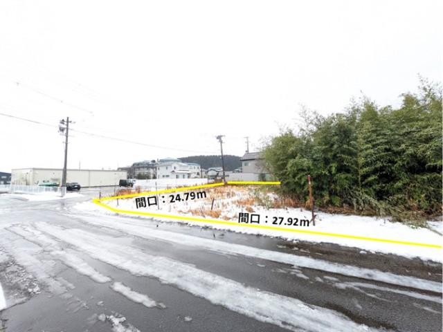 間口　西側：24.7ｍ・ 南側：27.9m