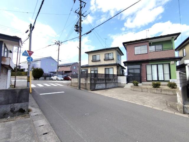 交差点を過ぎると松美ケ丘第三街区公園まで徒歩2分（106ｍ）