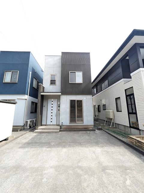 駐車スペースには4台駐車が可能です