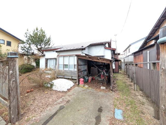 敷地に入ってすぐ倉庫があります